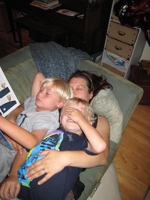 Tim, Xine and Cole reading on the couch (07-20-2010 18:41)