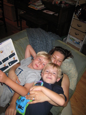 Tim, Xine and Cole reading on the couch (07-20-2010 18:41)