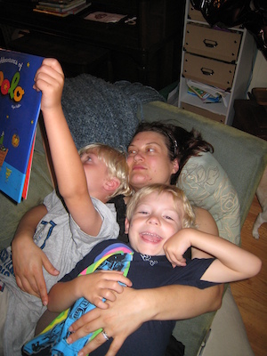 Tim, Xine and Cole reading on the couch (07-20-2010 18:41)