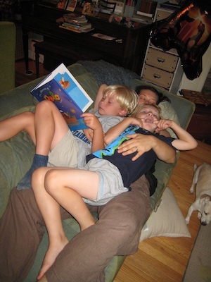 Tim, Xine and Cole reading on the couch (07-20-2010 18:42)