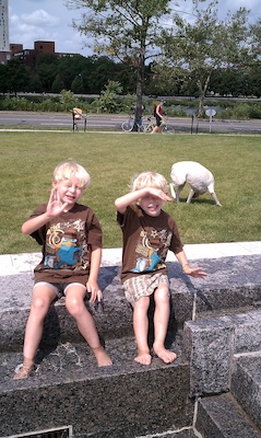 Tim and Cole playing in the fountain (08-08-2010 11:20)