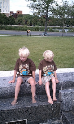 Tim and Cole playing in the fountain (08-08-2010 11:21)