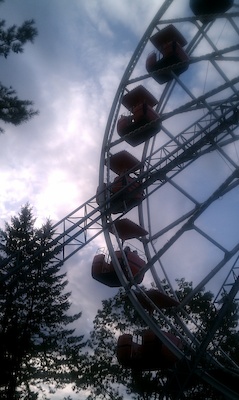 Cole and Ben on the ferris wheel (08-15-2010 18:19)