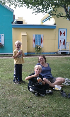 Cole, Tim and Xine with slush tongues (08-21-2010 14:42)