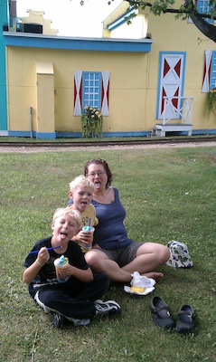 Tim, Cole and Xine with slush tongues (08-21-2010 14:42)