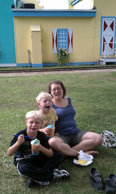 Tim, Cole and Xine with slush tongues (08-21-2010 14:42)