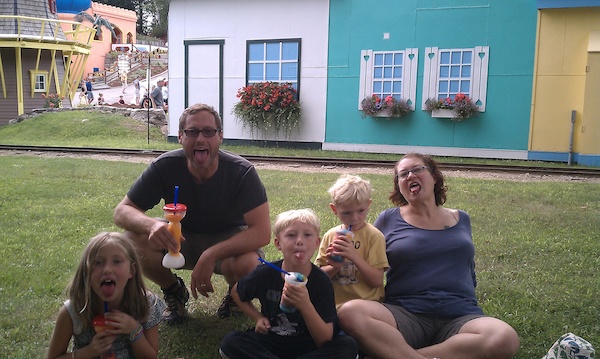 Linnea, Harrison, Tim, Cole and Xine with slush tongues (08-21-2010 14:43)