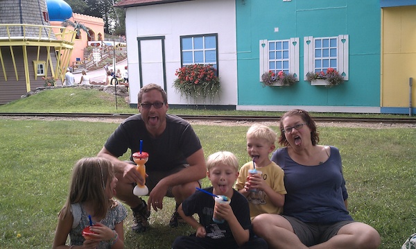 Linnea, Harrison, Tim, Cole and Xine with slush tongues (08-21-2010 14:43)