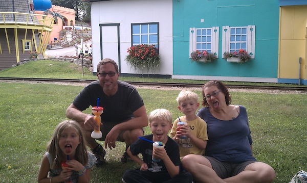 Linnea, Harrison, Tim, Cole and Xine with slush tongues (08-21-2010 14:43)