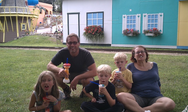 Linnea, Harrison, Tim, Cole and Xine with slush tongues (08-21-2010 14:43)