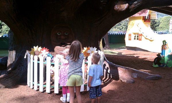 Linnea and Solomon with the talking tree (08-21-2010 10:12)