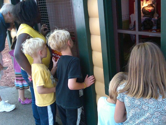 Yazzi, Cole, Tim, Solomon and Linnea looking at the wolf (08-23-2010 07:49)