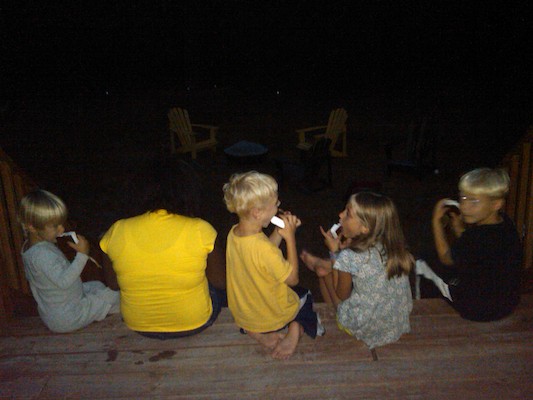 Solomon, Yazzi, Cole, Linnea and Tim eating ice cream (08-23-2010 07:49)