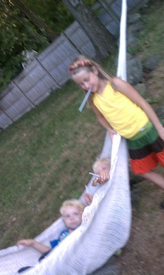 Tim and Cole in a hammock with Linnea (09-06-2010 18:21)