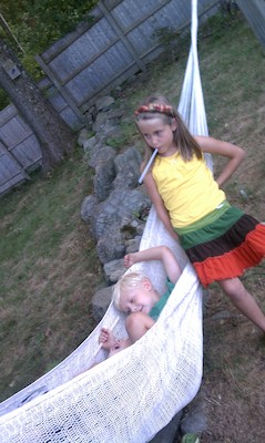 Tim and Cole in a hammock with Linnea (09-06-2010 18:21)