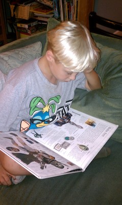 Tim reading about Star Wars (09-07-2010 19:32)