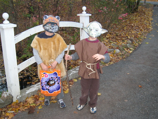 Tim and Cole trick or treating (10-31-2010 17:18)
