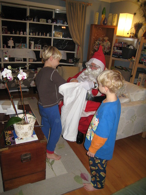 Tim, Santa and Cole (12-24-2010 17:49)