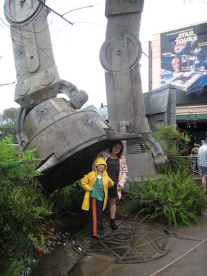 Tim and Xine being crushed by an AT-AT (03-01-2011 09:24)