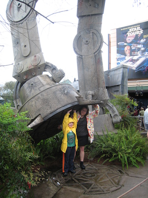 Tim and Xine being crushed by an AT-AT (03-01-2011 09:24)