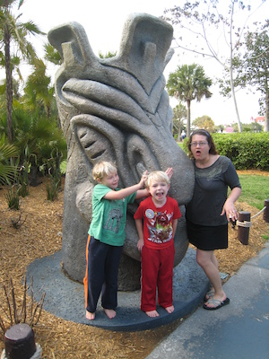 Tim, Cole and Xine with the Tiki (03-01-2011 16:17)