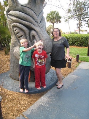 Tim, Cole and Xine with the Tiki (03-01-2011 16:17)