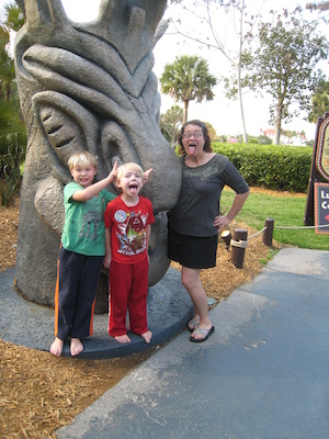 Tim, Cole and Xine with the Tiki (03-01-2011 16:17)
