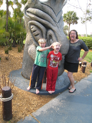 Tim, Cole and Xine with the Tiki (03-01-2011 16:17)