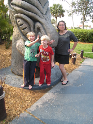 Tim, Cole and Xine with the Tiki (03-01-2011 16:17)