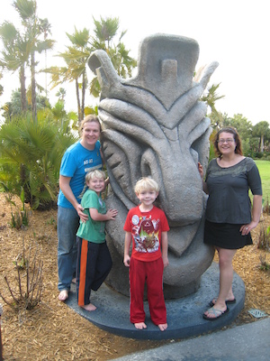 Ben, Tim, Cole and Xine with the Tiki (03-01-2011 16:18)