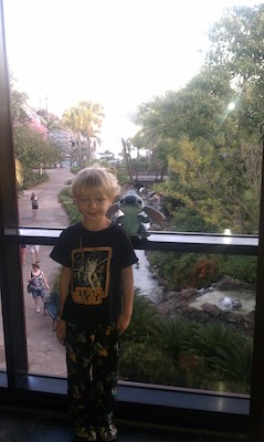 Cole and Stitch in the Polynesian (02-28-2011 07:16)