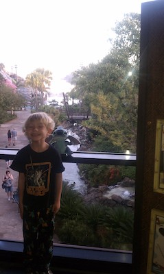 Cole and Stitch in the Polynesian (02-28-2011 07:17)