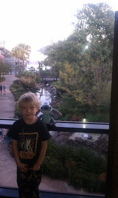 Cole and Stitch in the Polynesian (02-28-2011 07:17)