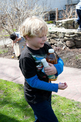 Tim helping carry (04-24-2011 12:04)