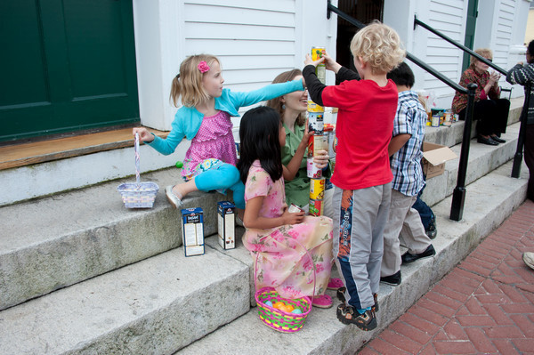 Easter gatherers (04-24-2011 12:21)