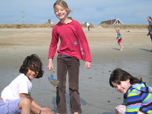 Kids at Ferry Beach (05-07-2011 08:34)