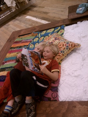 IMG_20110512_185128 - Tim reading to Cole (05-12-2011 18:51)