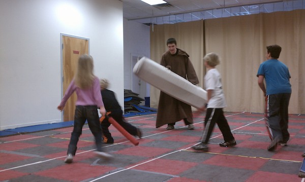 IMAG0658 - Swordfighting at Nathan's party (04-10-2011 16:26)