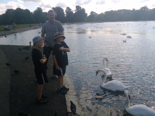 Feeding the swans in Hyde park (07-22-2011 09:37)