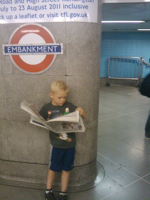 Cole reading the paper (07-25-2011 15:38)