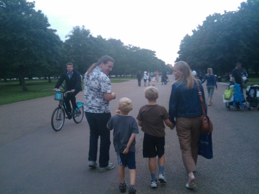 Ben, Cole, Tim and Lizzy in Hyde park (07-25-2011 19:49)