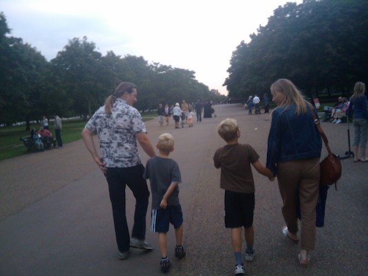 Ben, Cole, Tim and Lizzy in Hyde park (07-25-2011 19:49)