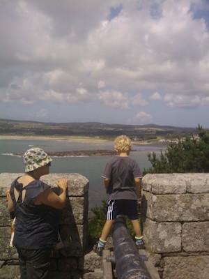 Xine and Cole on the ramparts of St Michaels Mount (07-07-2011 14:08)