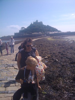 Xine and Tim on the causeway (07-07-2011 16:00)