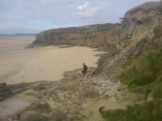 Xine, Cole and Dad coming up from the beach (07-08-2011 18:22)