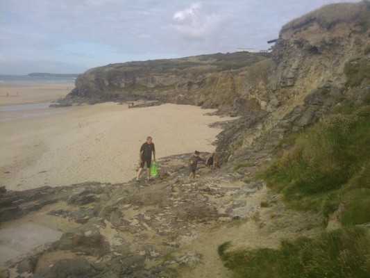 Xine, Cole and Dad coming up from the beach (07-08-2011 18:22)