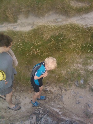 Xine and Cole coming up from the beach (07-08-2011 18:22)