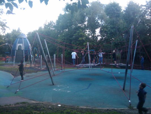 Cole and Tim at the Holland Park adventure playground (07-22-2011 19:23)