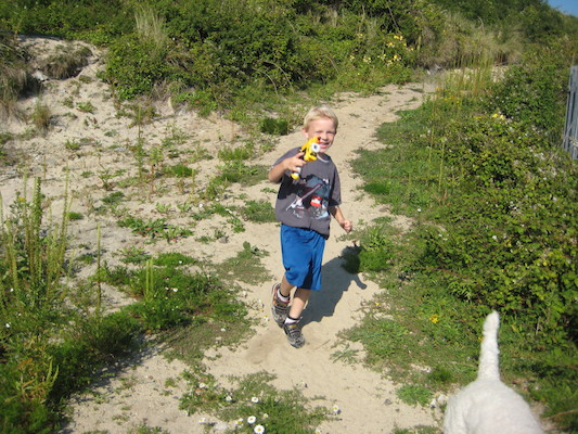 Cole with Nerf gun (07-03-2011 16:26)