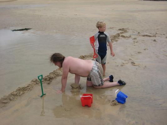 Tim and Ben damming the stream (07-05-2011 15:33)